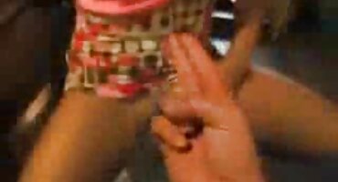 sex clip hót mac Mac ôm một cô gái, sau đó dừng phim xet 18 lại.