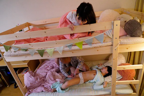 phim sex việt nam gái miền tây Ông chú đồi bại đến nhà chơi nữa đêm mò vào phòng 2 cô cháu gái